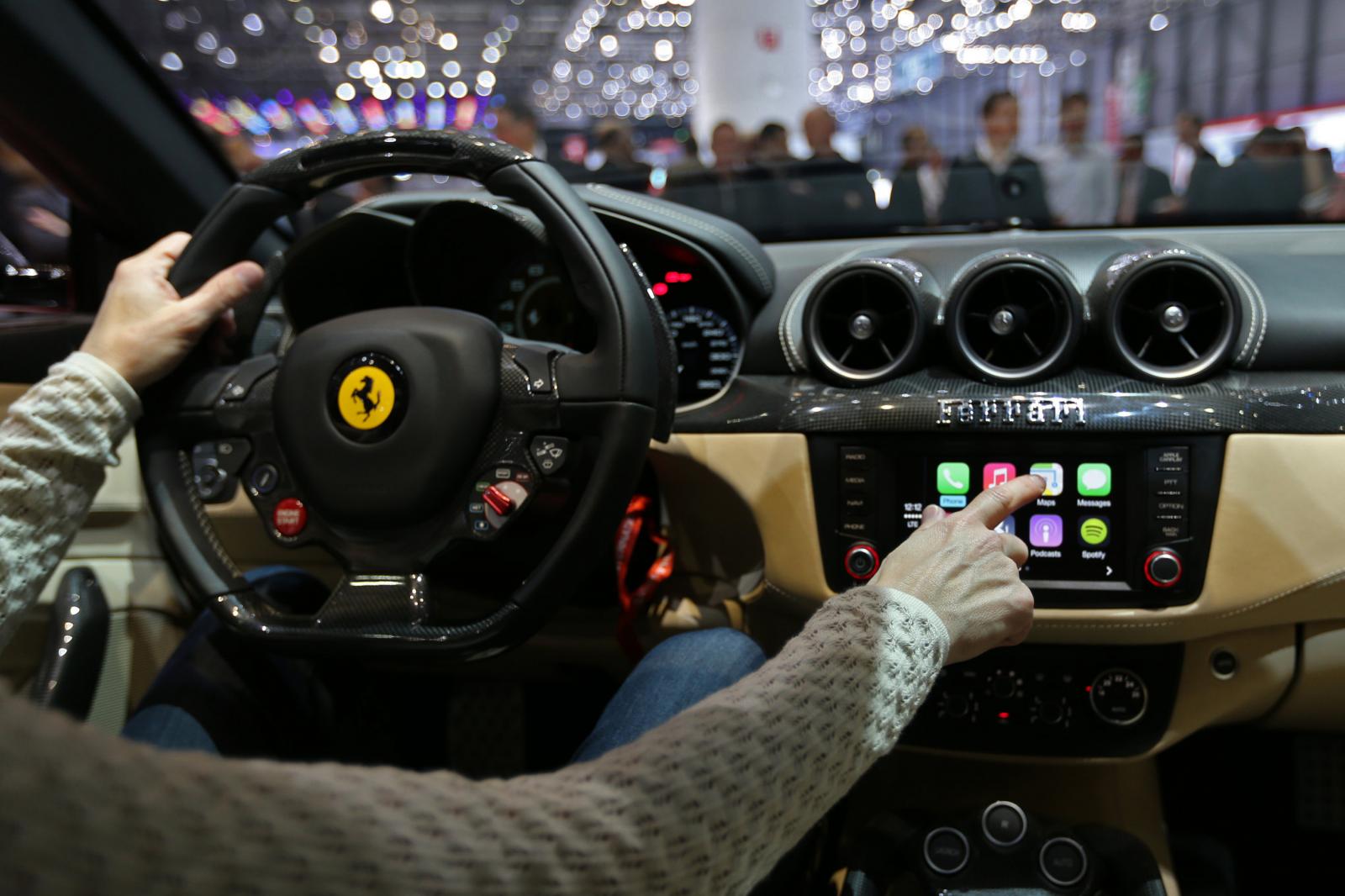 ferrari-ff-carplay-apple-1